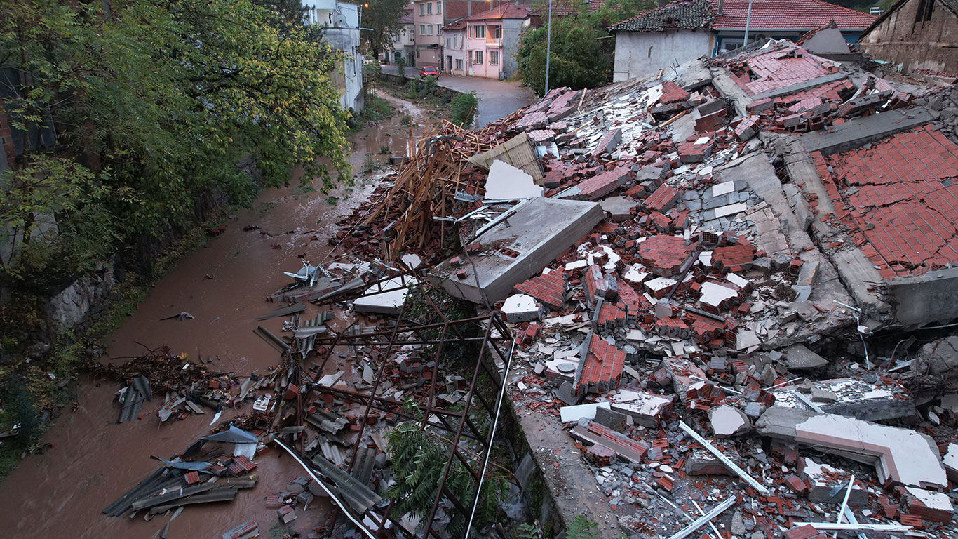 Gün aydınlandı 6.1 büyüklüğündeki depremin hasarı ortaya çıktı: İşte Sındırgı'da son durum
