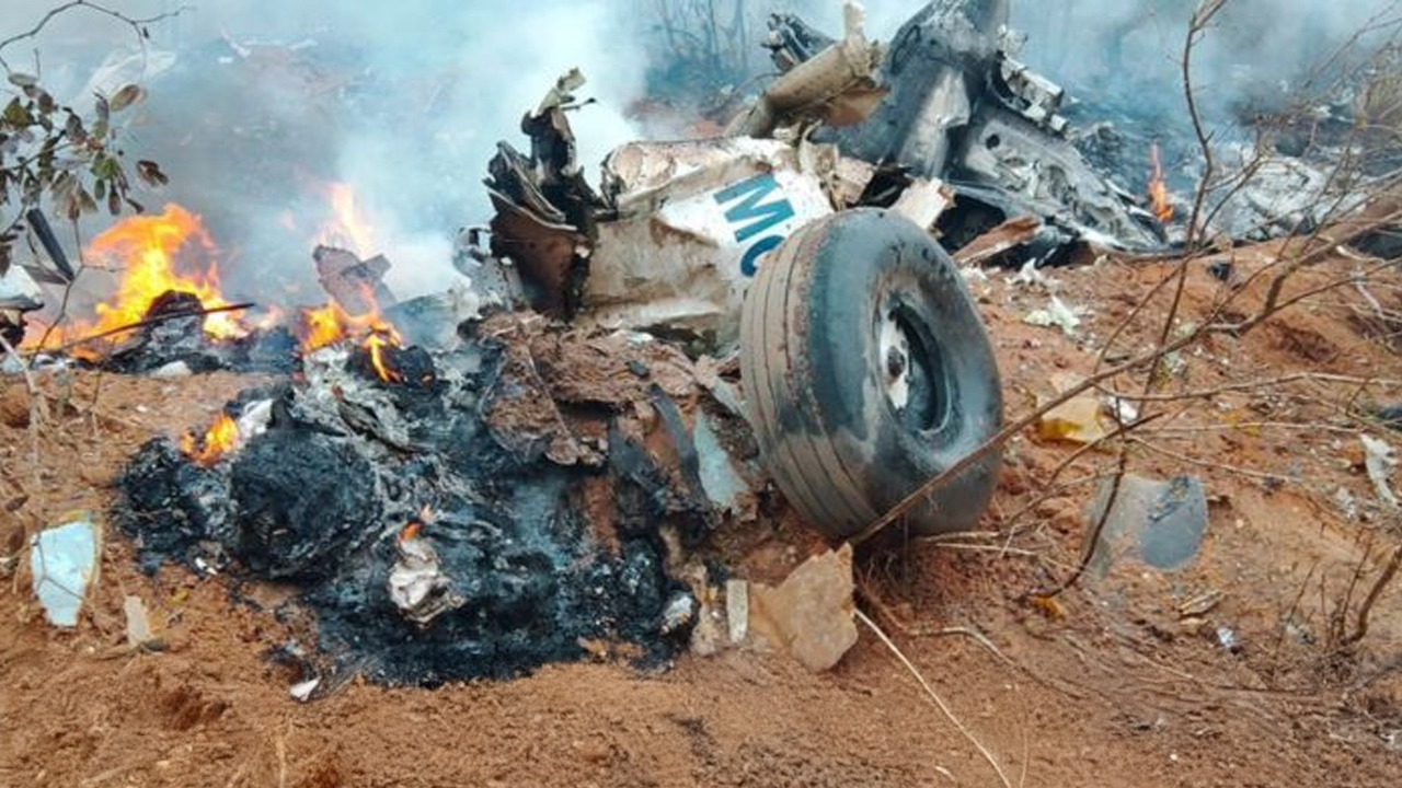 Özel uçak düştü: 12 kişiyi öldü