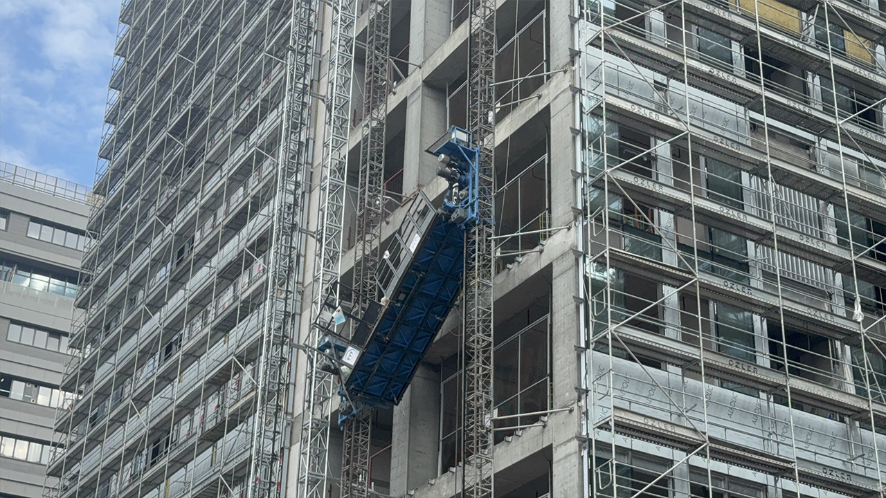 İnşaatta korku dolu anlar: Yük asansörü asılı kaldı, işçiler itfaiye ekibince kurtarıldı