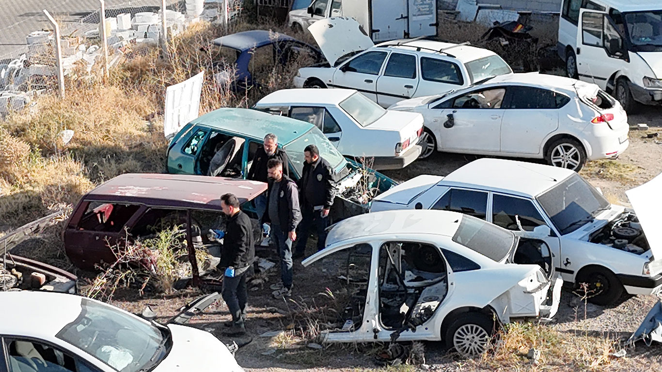 4 ilde 'change' operasyonu: Ağır hasarlı araçları bakın nasıl piyasaya sürüyorlardı!
