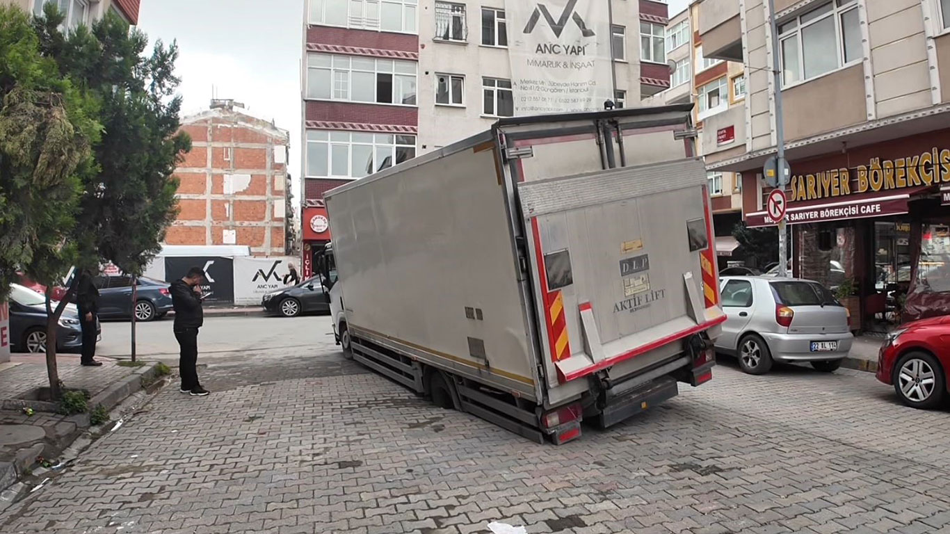 İstanbul'da yine yol çöktü: Bu kez çukurun içerisine kamyonet düştü!