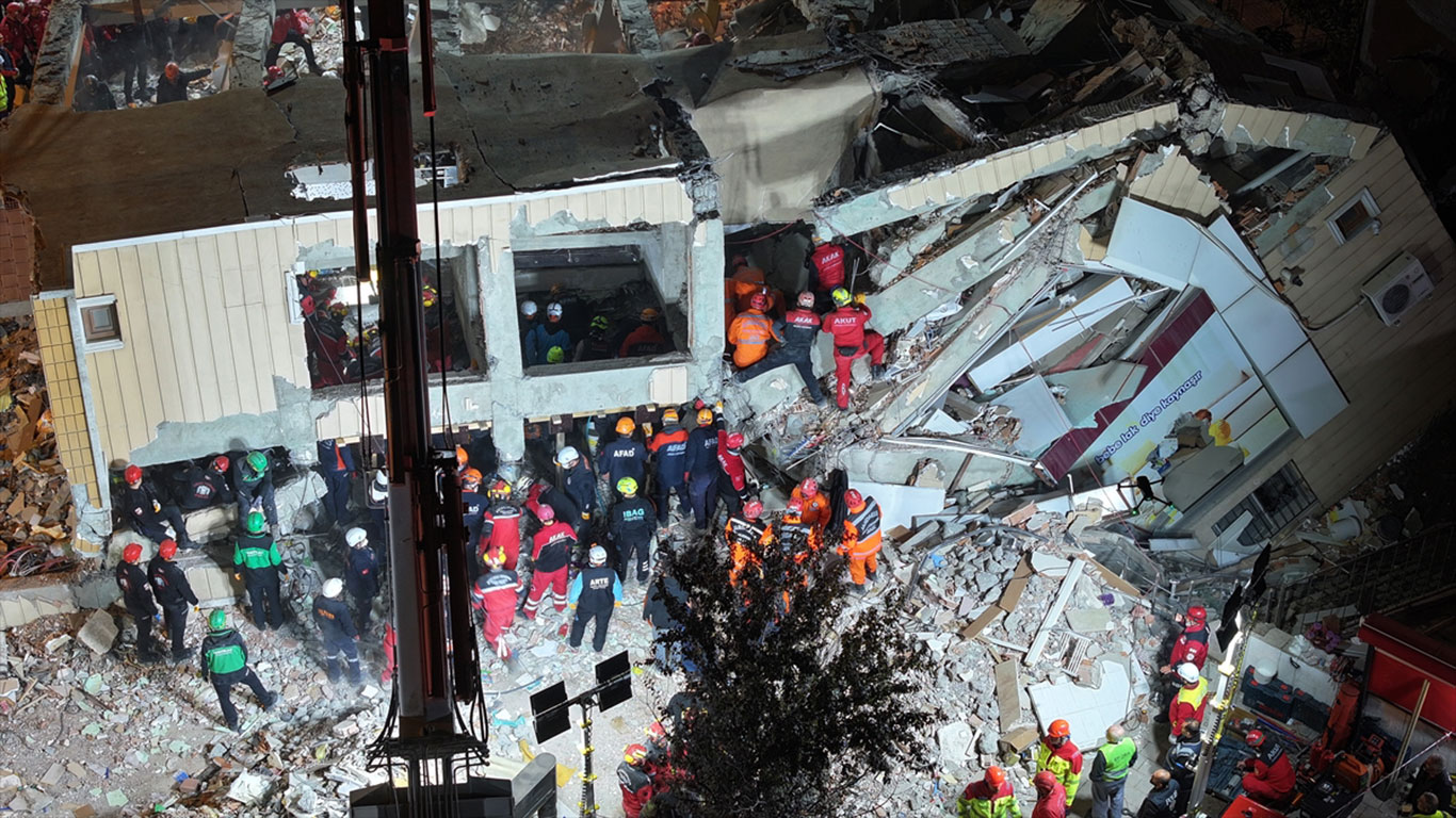 Gebze'de facia! Çöken 7 katlı binada anne ve babanın cansız bedenine ulaşıldı: Aileden sadece abla kurtuldu