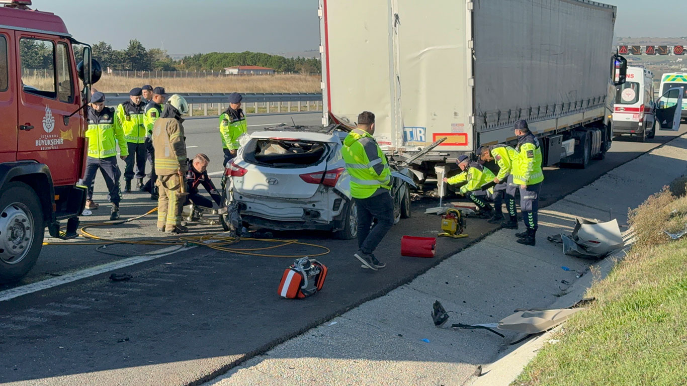Kuzey Marmara'da feci kaza: Otomobil TIR'a adeta ok gibi saplandı, bir kişi can verdi