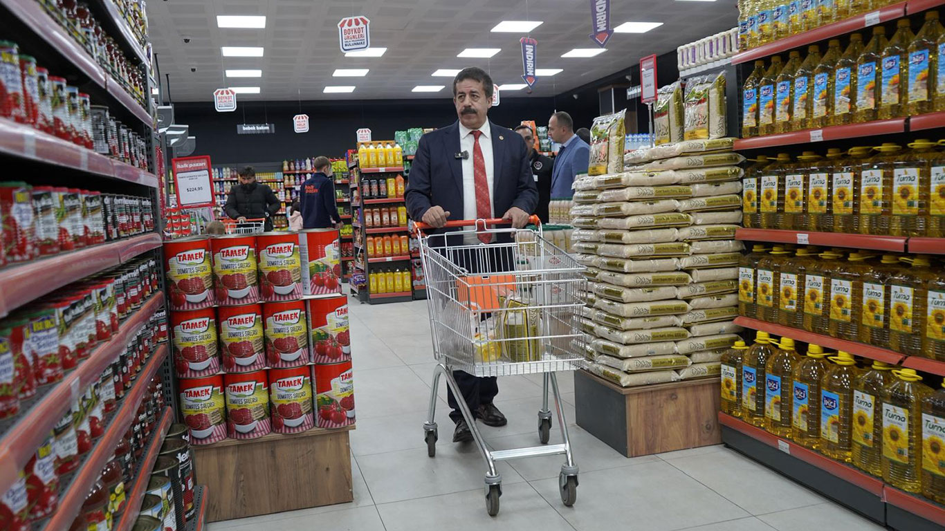 Belediyenin açtığı marketten alışveriş yapan vekil Fırat: Üretici de tüketici de kazanıyor