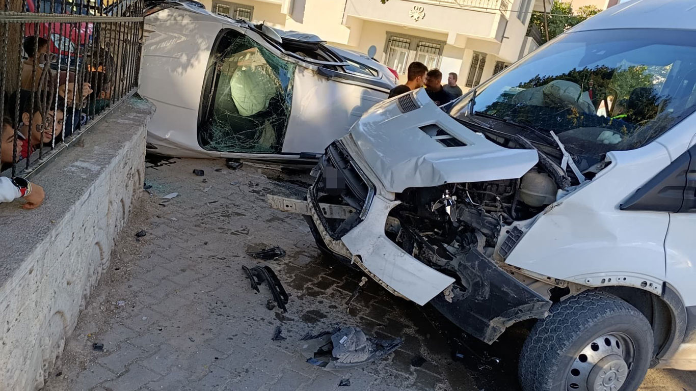 Faciadan dönüldü: Okul servisi ile otomobil çarpıştı, 5'i öğrenci 7 kişi yaralı