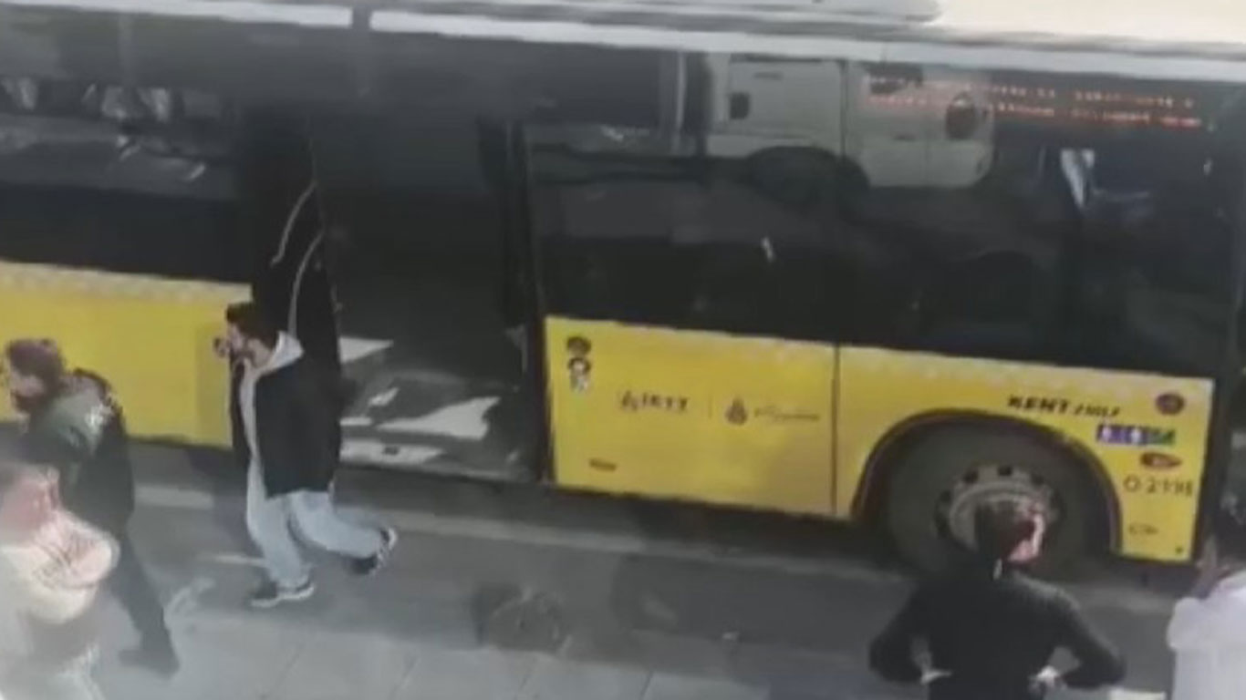 İETT otobüsünde kanlı kavga: Yolculardan biri şoför ve iki yolcuya saldırdı! 1 kişi hayatını kaybetti