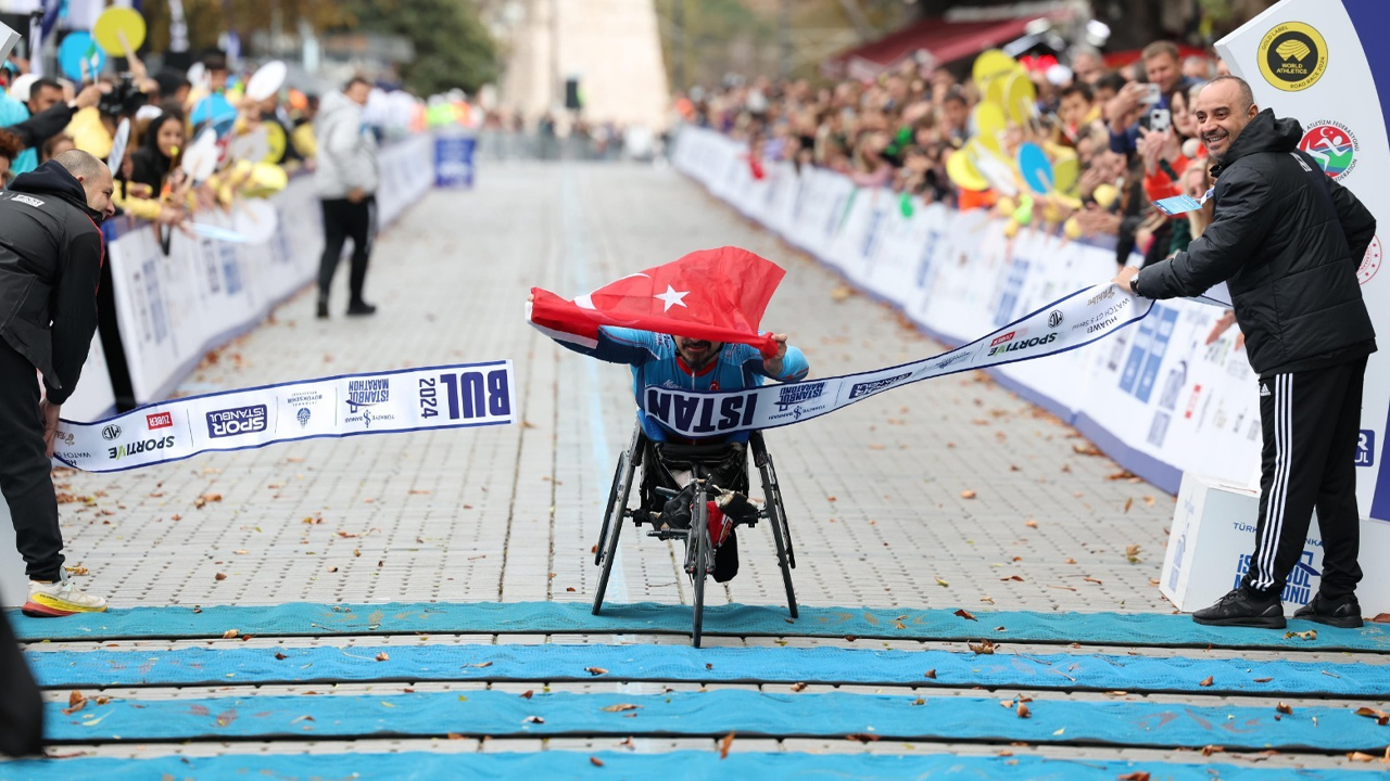 "Dünyanın kıtalararası tek maratonu" start aldı: İstanbul Maratonu’nda dev koşu başladı