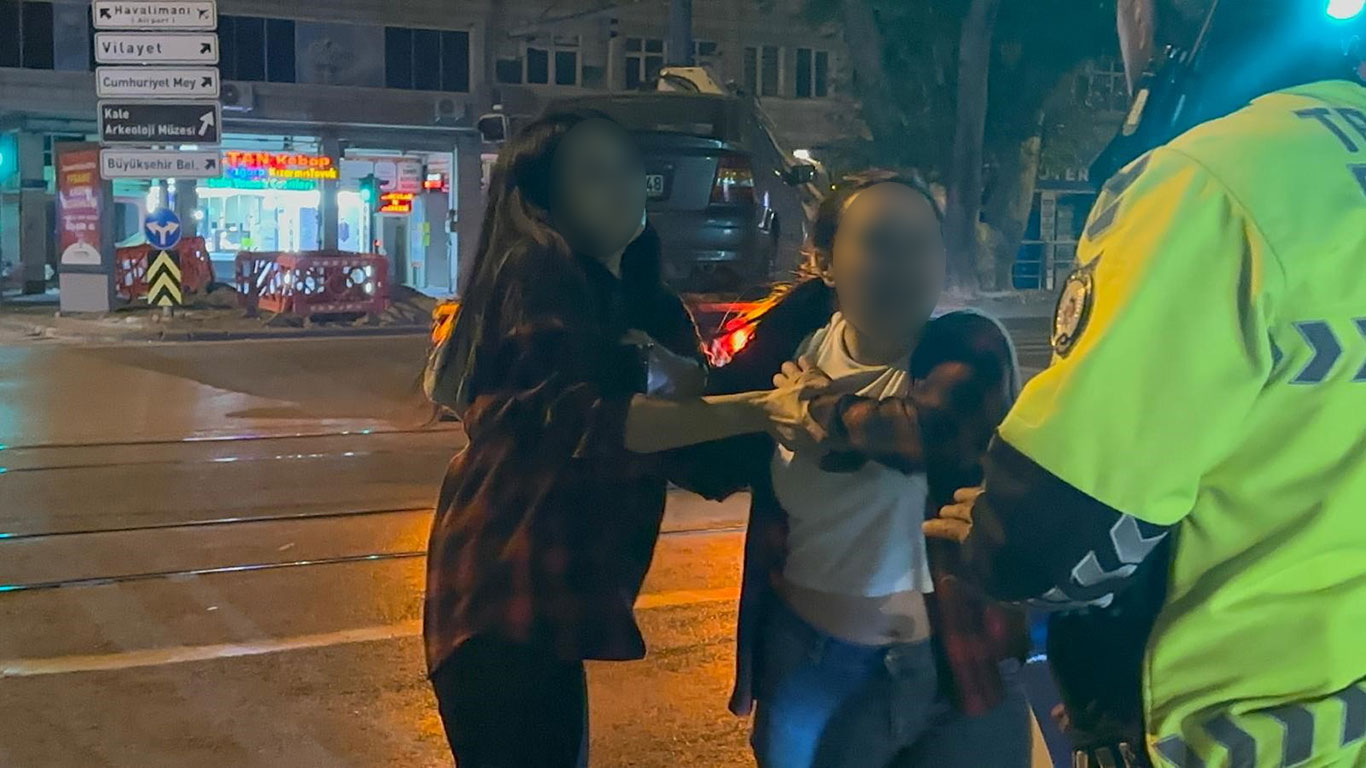 Alkollü sürücü ve arkadaşları ortalığı karıştırdı: Polis ekiplerine zor anlar yaşattı