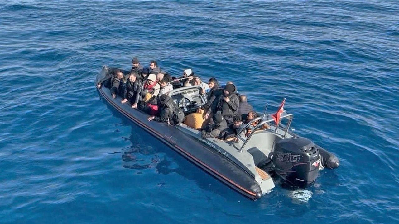 Urla açıklarında kaçak göçmen operasyonu: 28 düzensiz göçmen ve 2 organizatör yakalandı