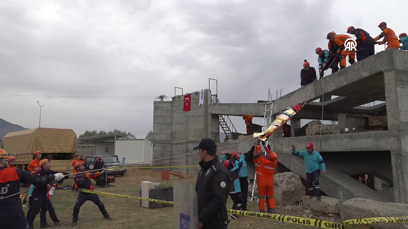 6,4 büyüklüğünde deprem senaryosuyla gerçek tatbikat