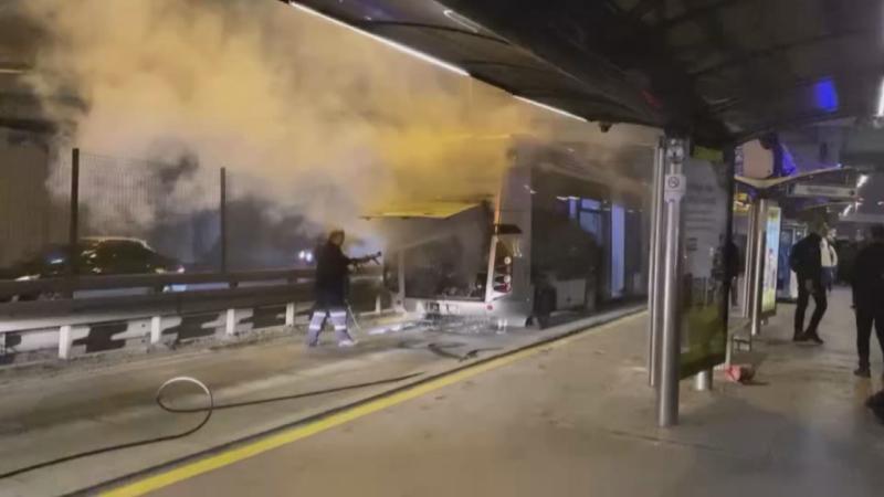 İstanbul'da metrobüs yangını! Seferler kısa süreli durdu