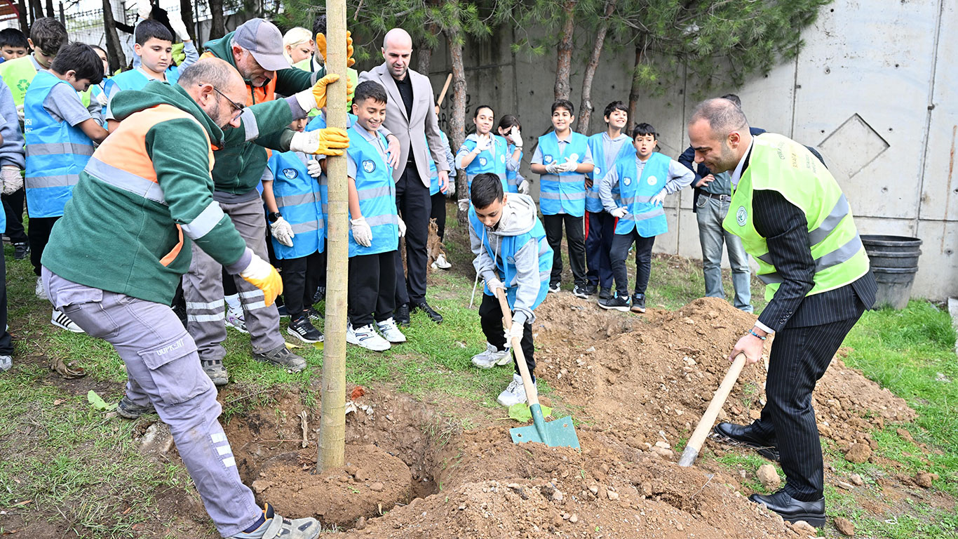 1 haftada 2 ton atık toplayan öğrenciler 40 ağacın hayatını kurtardı