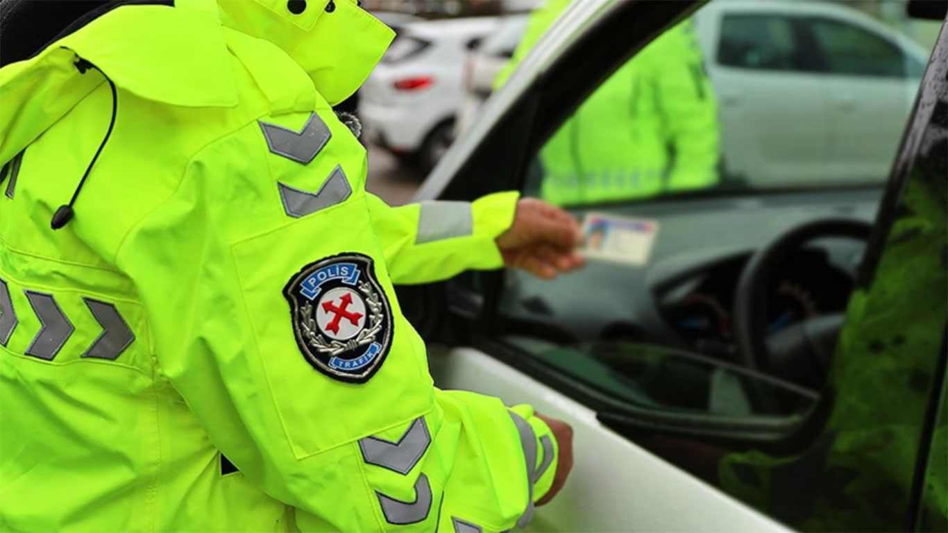 Alkollü sürücü polisi tehdit etti! "AK Parti Teşkilat Başkanıyım" dedi, söyledikleri yalan çıktı