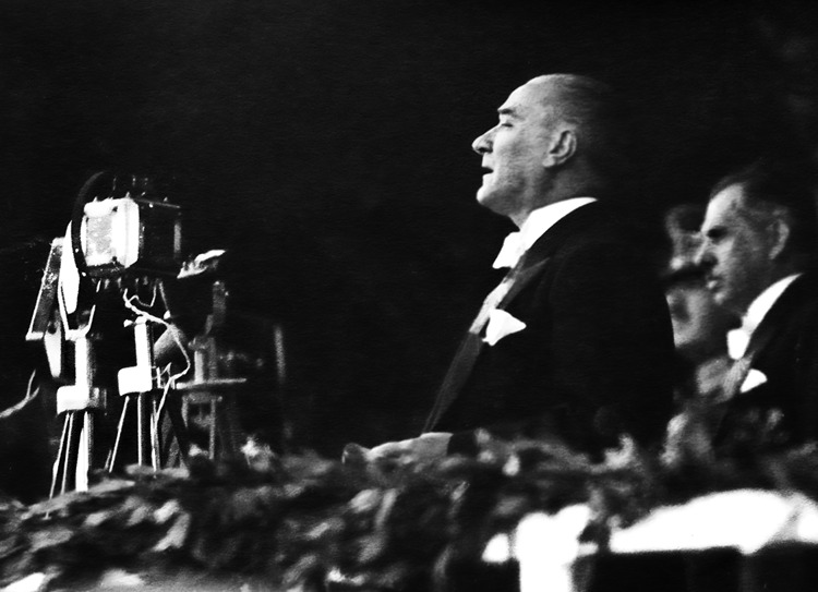 10 Kasım mesajlarıyla yürekler Atatürk için birleşti! En duygusal sözler sosyal medyayı duygulandırdı