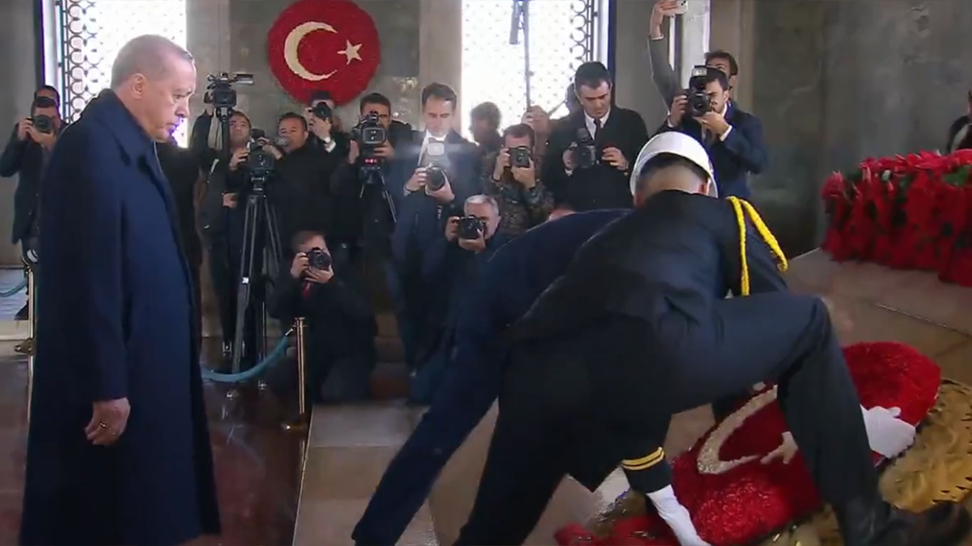 Türkiye Cumhuriyeti'ne tutkuyla sahip çıkıyoruz: Cumhurbaşkanı Erdoğan Anıtkabir'de