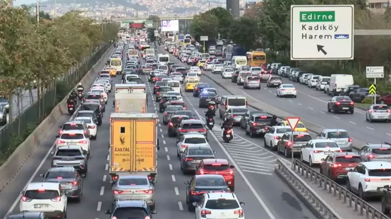 Okullar ara tatilde ama İstanbul trafiği mesaide: Haftanın ilk günü yine kaos
