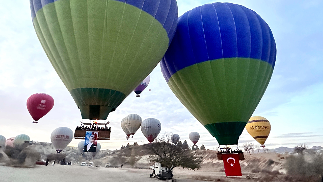 Kapadokya gökyüzünde 10 Kasım ruhu: Balonlar Atatürk posterleri ve Türk bayraklarıyla süzüldü