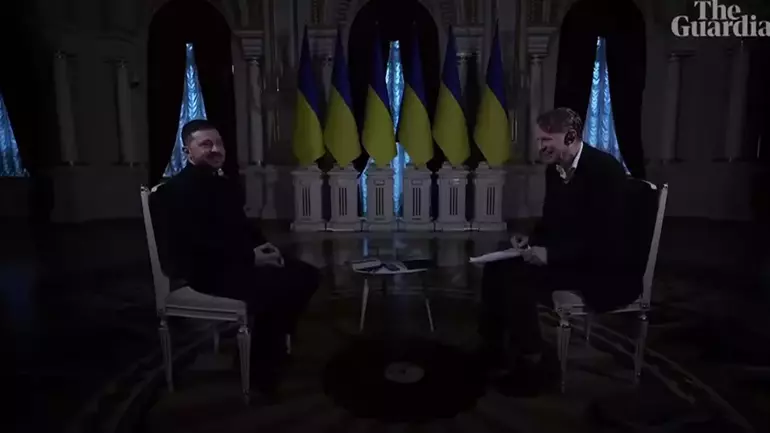 Kiev’de tarihi an! Zelenski’nin röportajını elektrik kesintisi böldü