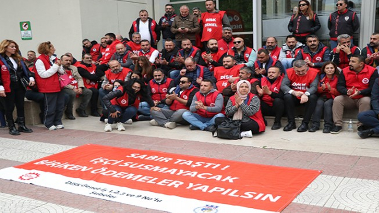 İzmir Büyükşehir önünde işçi eylemi:  3 aydır hakları ödenmiyor