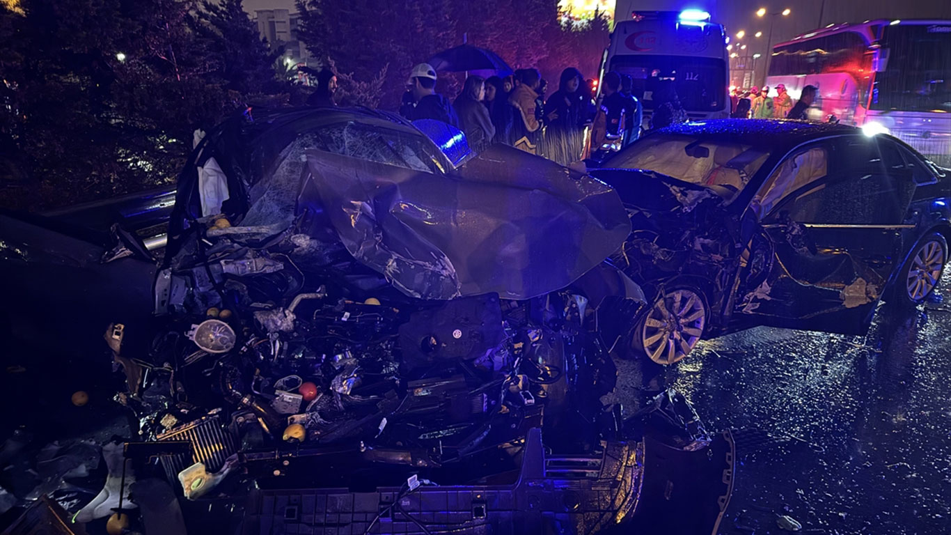 İstanbul'da korkunç kaza: 5 araç birbirine girdi, 2'si ağır 6 yaralı var