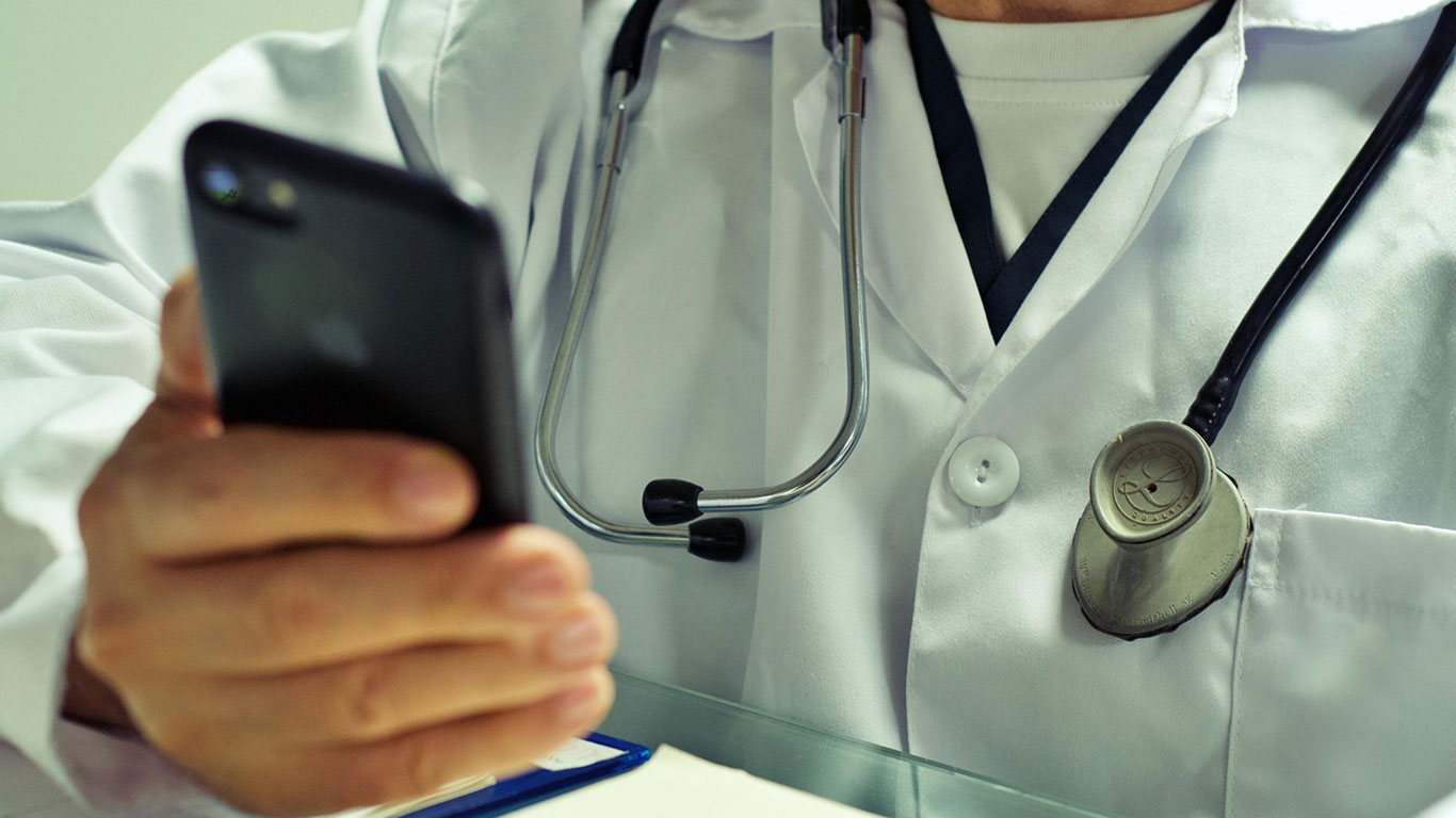 Resmi Gazete’de yayımlandı: Doktorlara sosyal medyada yeni yasaklar getirildi