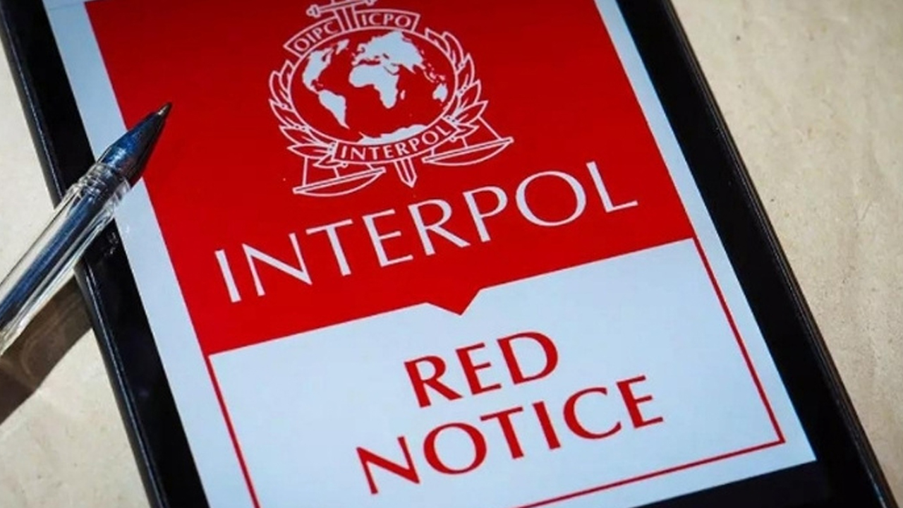 Bakan Yerlikaya duyurdu! Kırmızı bültenle ve ulusal seviyede aranan 10 suçlu Türkiye'ye getirildi