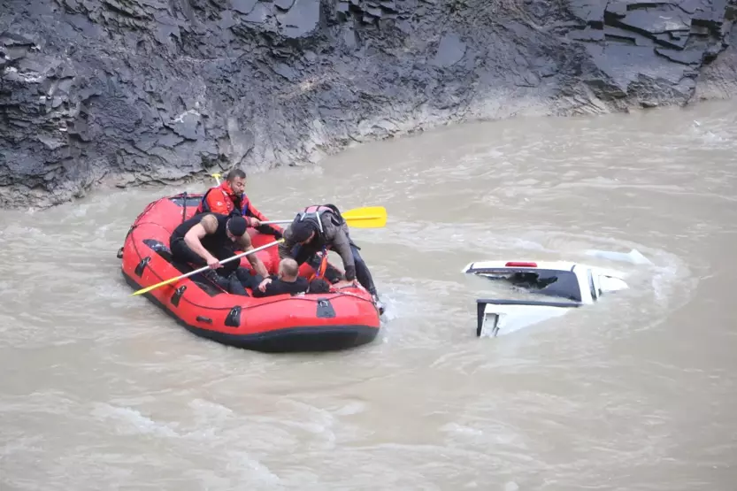 Zap Suyu’nda korkunç kaza: Kaya düşmesinden kaçan kamyonet uçuruma yuvarlandı: 2 ölü