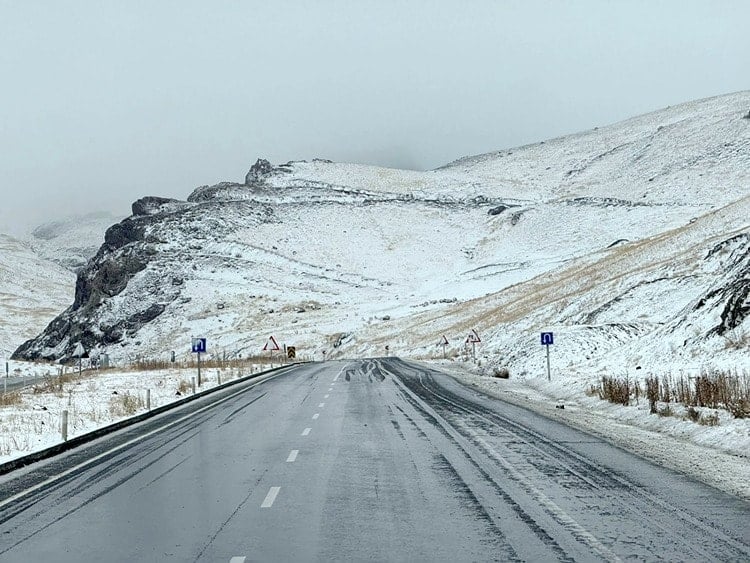 Kar bastırdı! Köy yolları kapandı, ulaşım durdu