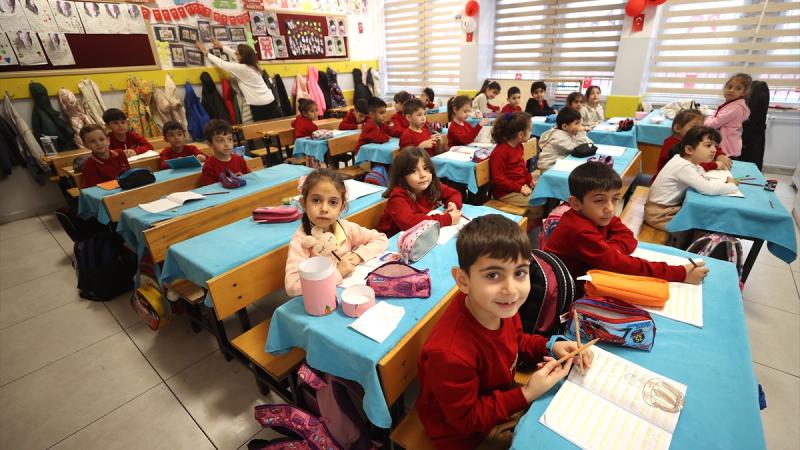 Ara tatil bitti! 18 milyon öğrenci yeniden sınıflara dönüyor, LGS ve YKS takvimi açıklandı