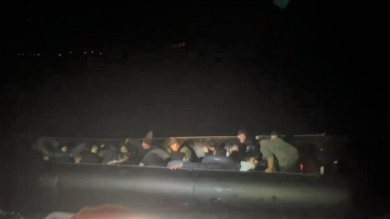 İzmir açıklarında 7’si çocuk 20 düzensiz göçmen yakalandı