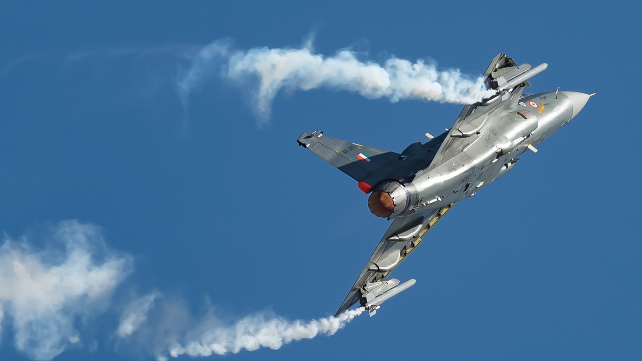 Hava gösterisi sırasında korkunç kaza: Savaş uçağı yere çakıldı, pilot hayatını kaybetti