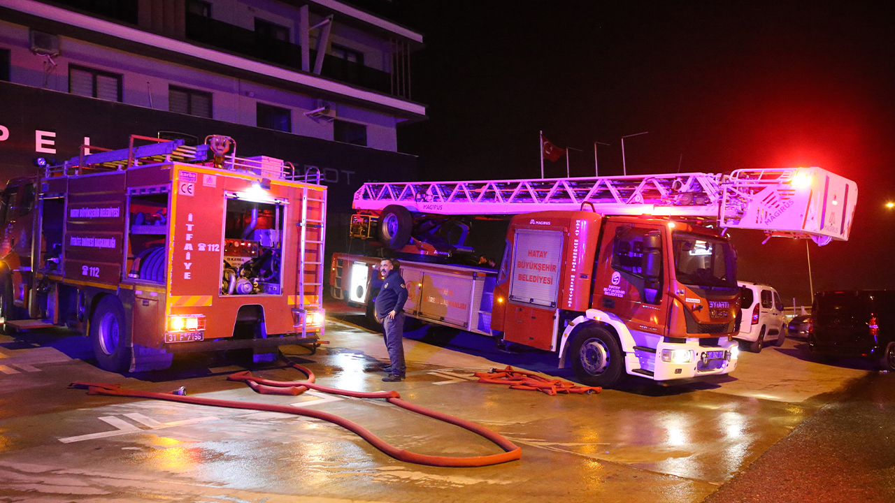 Hatay'da 7 katlı binada yangın faciası: 2 ölü 14 yaralı