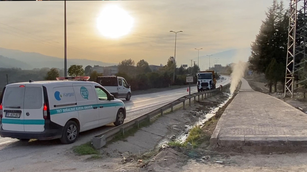 Karayolu çalışması sırasında facianın eşiğinden dönüldü: Doğal gaz borusu patladı
