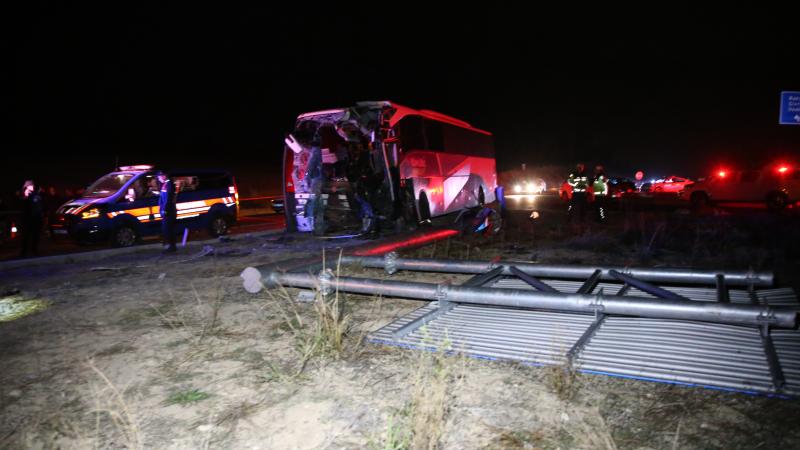 Denizli’de feci çarpışma: Otobüs refüje çıktı, 10 yaralı!
