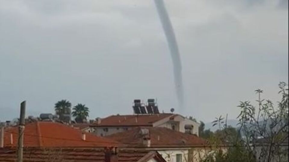 Marmaris'te deniz üzerinde hortum paniği: Tekne bölgesinde korku dolu anlar
