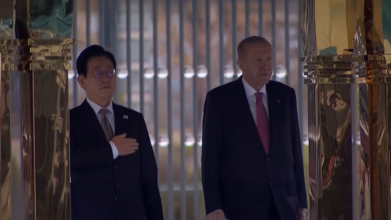 Cumhurbaşkanı Erdoğan Güney Kore Devlet Başkanı Lee'yi resmi törenle karşıladı.