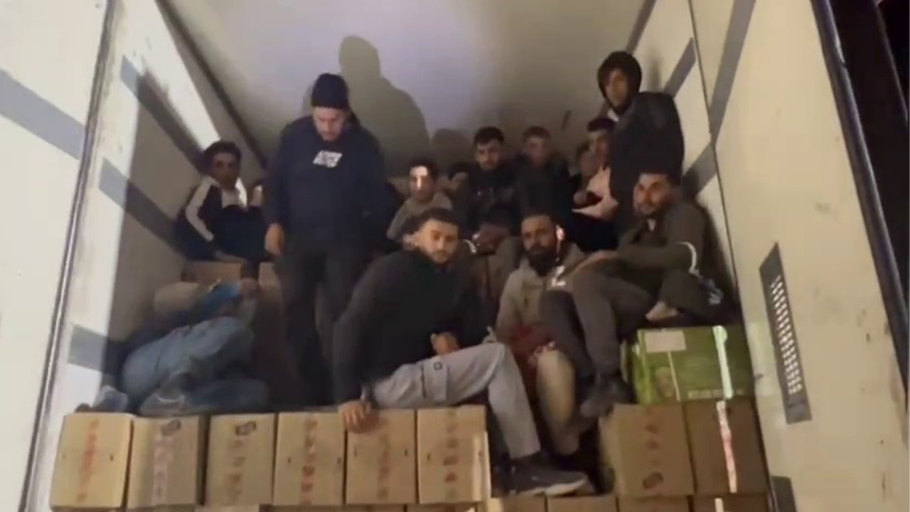 Kaçak göçmen operasyonu: TIR dorsesinden 16 göçmen çıktı