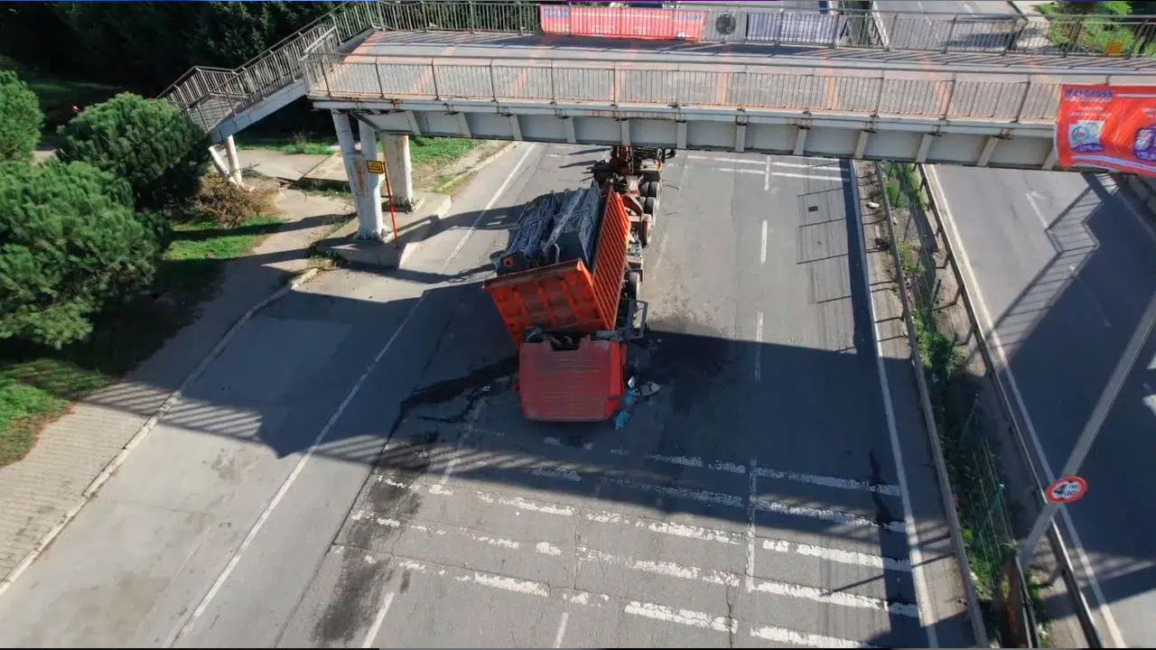 TIR'ın çarptığı üstgeçitte büyük hasar: 2 yaralı