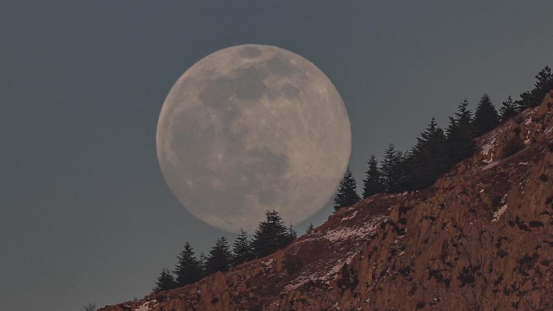 50 yıllık Ay kayasında tarihi sır! 4.5 milyar yıllık gizem çözüldü: Ay’dan daha eski kalıntı bulundu