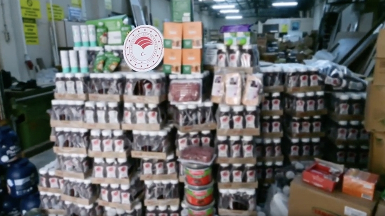 İzmir'de gıda sahtekarlarına darbe: 30 ton tarihi geçmiş ürün ele geçirildi