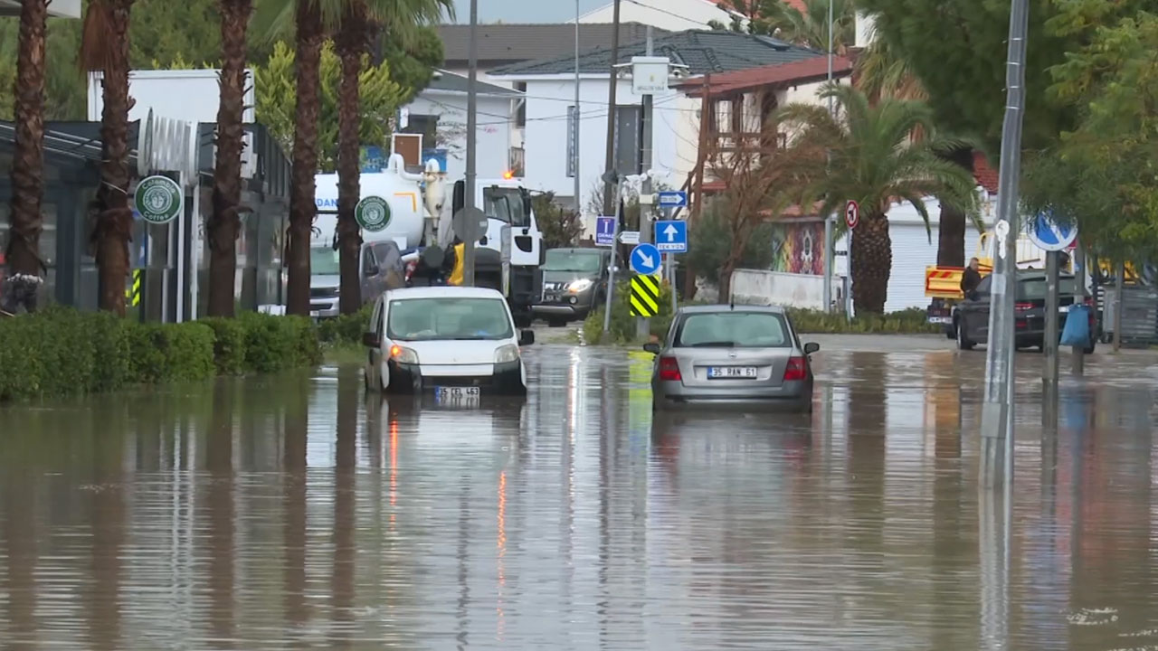 İzmir'de sağanak hayatı felç etti: Evleri su bastı, araçlar mahsur kaldı