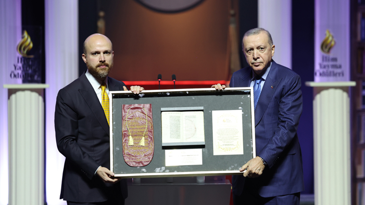 Bilal Erdoğan, İlim Yayma Ödülleri töreninde konuştu, Cumhurbaşkanı Erdoğan'a hediye taktim etti
