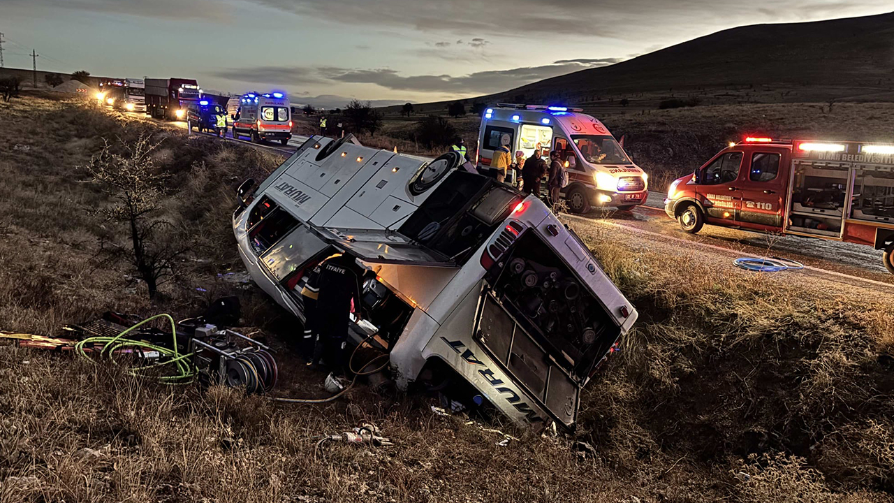 Afyon'da korkunç kaza! Yolcu otobüsü devrildi: Ölü ve yaralılar var