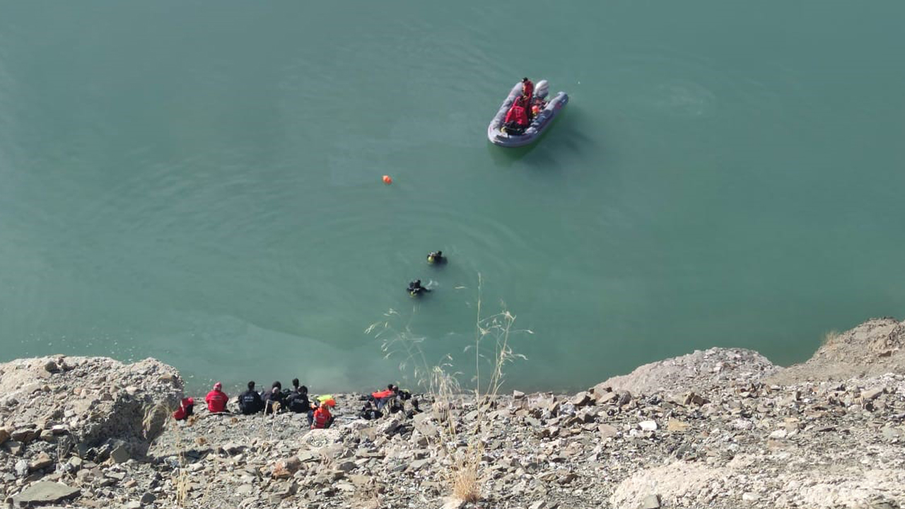 Van'da korkunç kaza! Otomobil baraja uçtu: 3 ölü