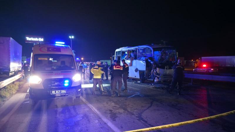 Amasya’da cezaevi aracı zincirleme kazaya girdi: 23 kişi yaralandı