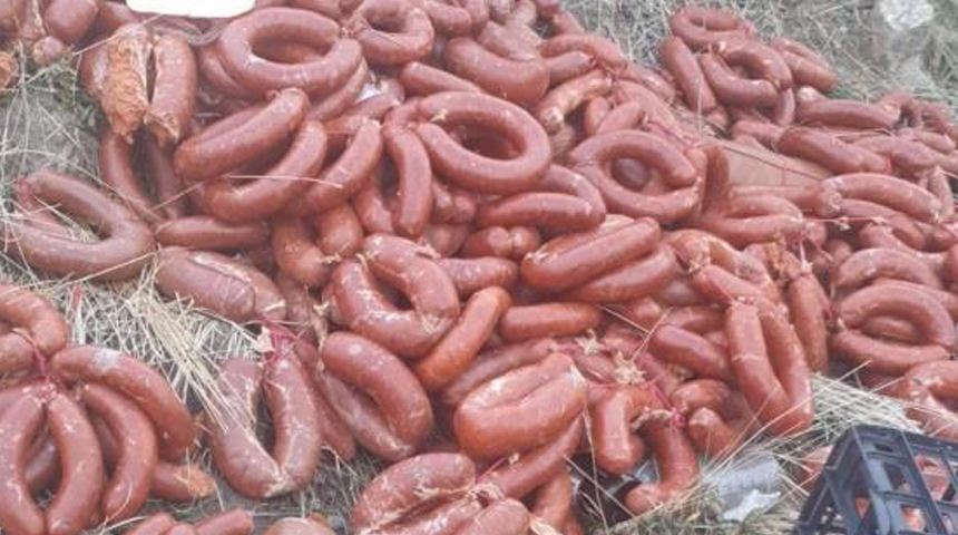 Ankara’da yüzlerce kilo et ürünü boş araziye atıldı