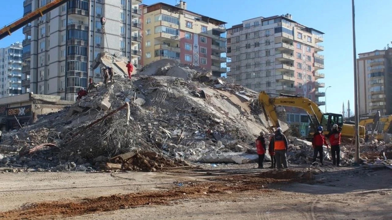6 Şubat depreminde 49 kişiye mezar olmuştu! Emre Apartmanı davasında 4 sanığa tahliye