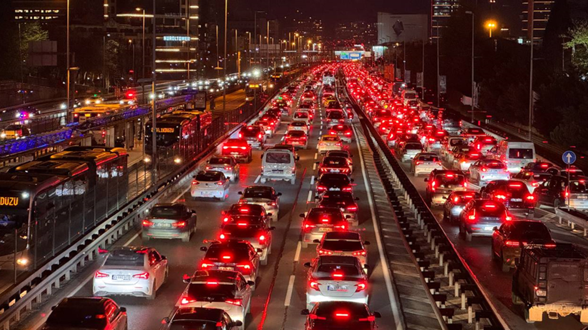 İstanbul'da akşam saatlerinde trafik yoğunluğu yüzde 72'ye çıktı