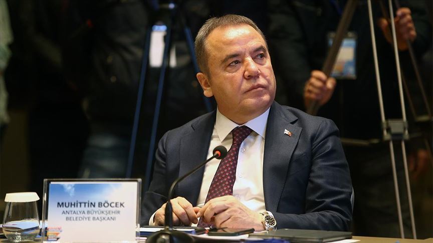 "Rüşvet" ve "yolsuzluk" soruşturmasında tutuklanan Muhittin Böcek hastaneye kaldırıldı