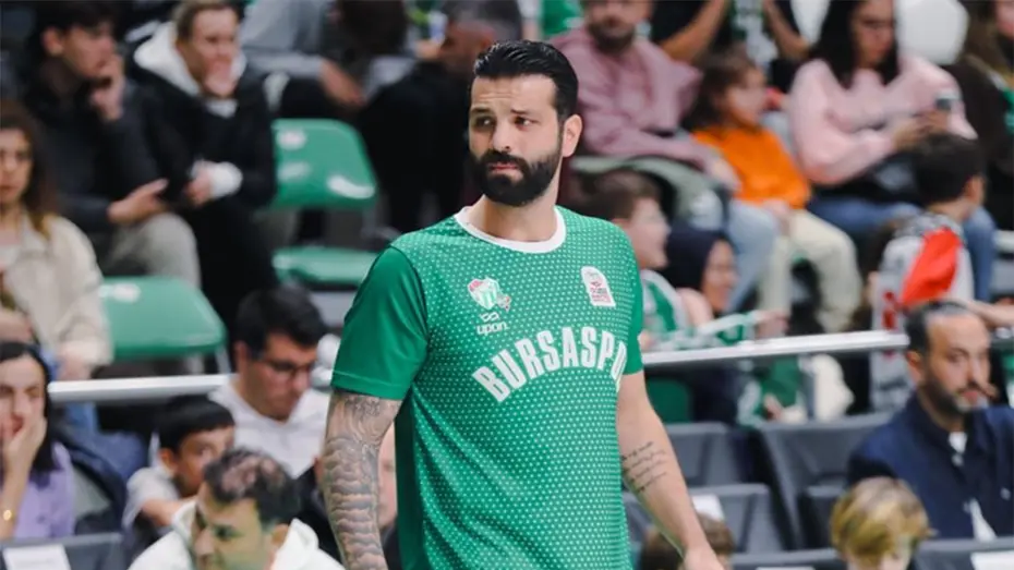 Bursaspor-Galatasaray maçında gerginlik: Göksenin Köksal’ın küfürleri ve otobüsün taşlanması tepki çekti